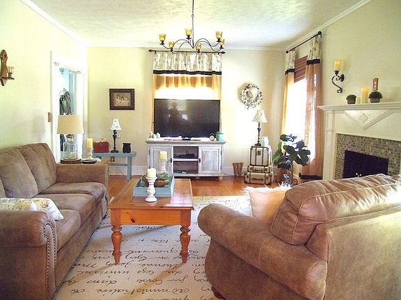 5th image of 211 E Guardian St