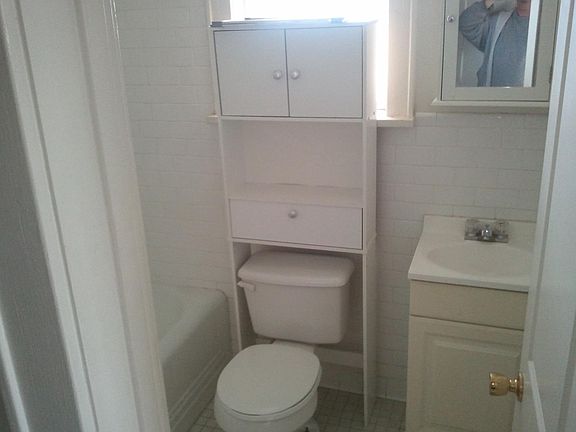 5th image of 34 Glenwood St APT 3