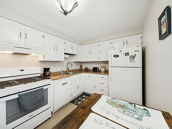 4th image of 347 Clavale Dr