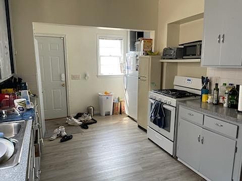 5th image of 1872 Marshall Ave #3