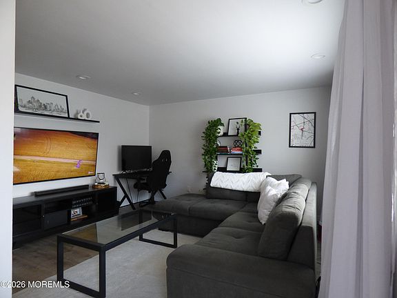 5th image of 1 Osborne Pl APT 44