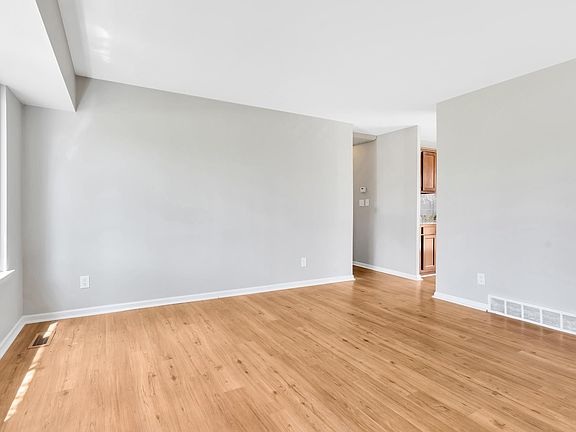 4th image of 1123 Sharon St