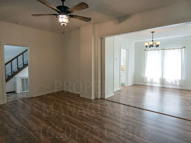 929 E Myrtle St — Photo 3