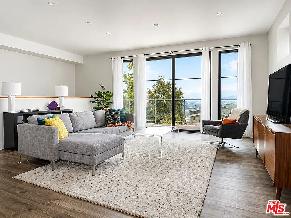 3 bed, 2.5 bath, 2000 sqft, $6,000 — Photo 3