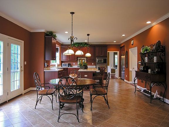 Kitchen & Breakfast Area