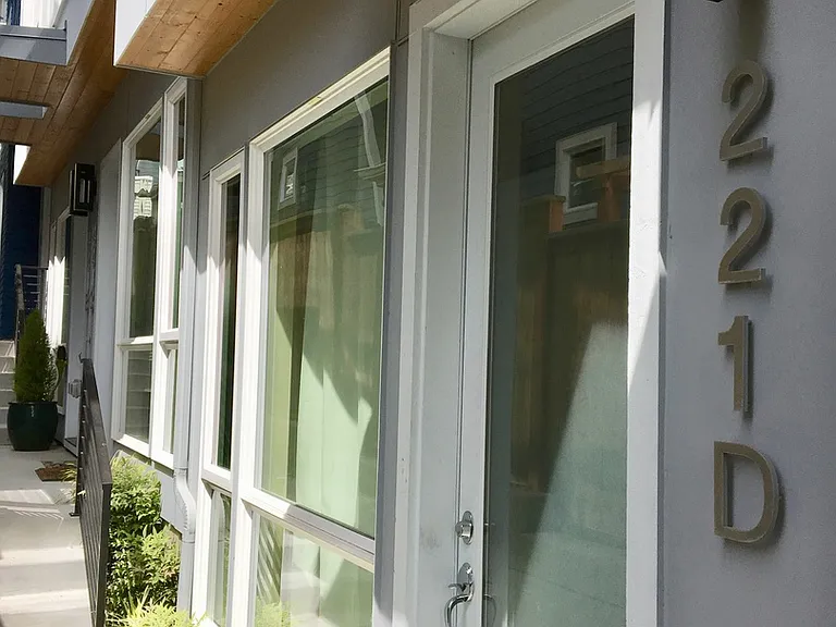 221 24th Ave E #D — Photo 2