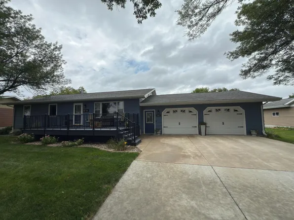 407 W Cherry St, Parkston, SD 57366