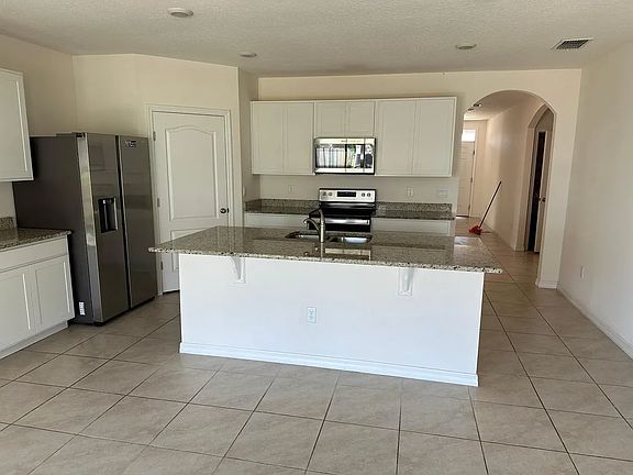 2nd image of 2681 Magnolia Ave #11