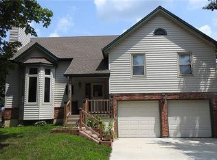 518 NE Deerfield Cir, Lees Summit, MO 64086