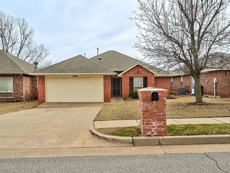 2032 Emerald Brook Ct — Photo 2
