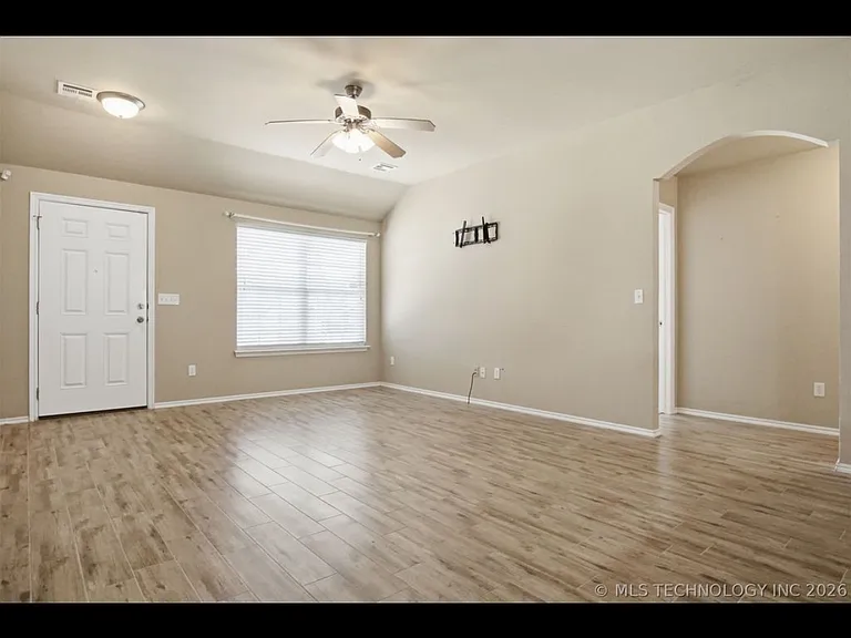 605 E Linden Ln — Photo 5