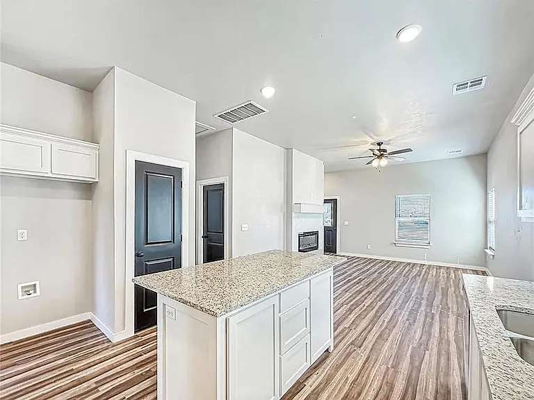 414 N Market Ave — Photo 3
