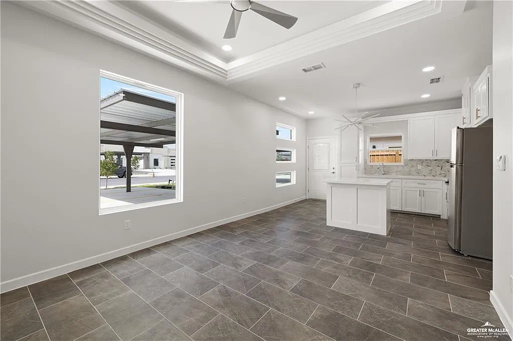 3 bed, 2.0 bath, 1038 sqft, $1,300 — Photo 4