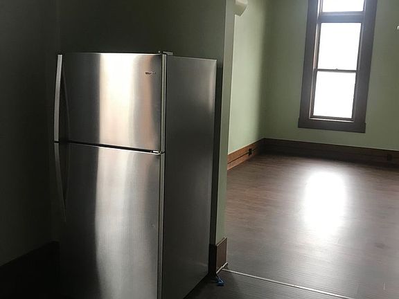 2nd image of 916-928 Main St #928-1/2
