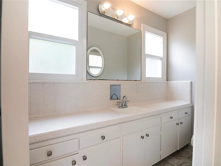 934 Highline Rd — Photo 20