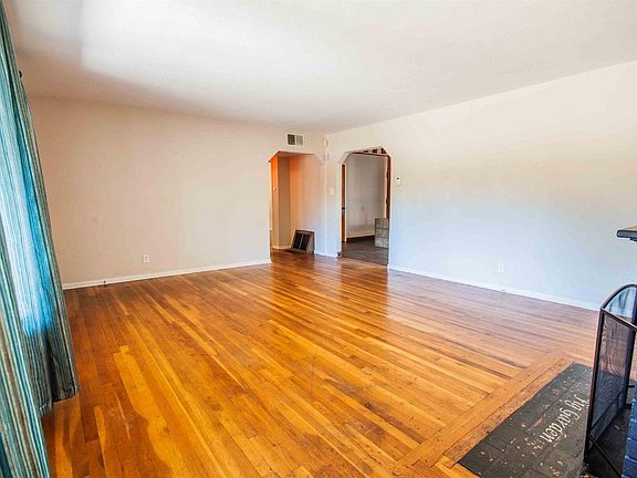 3rd image of 3739 Circle Dr W