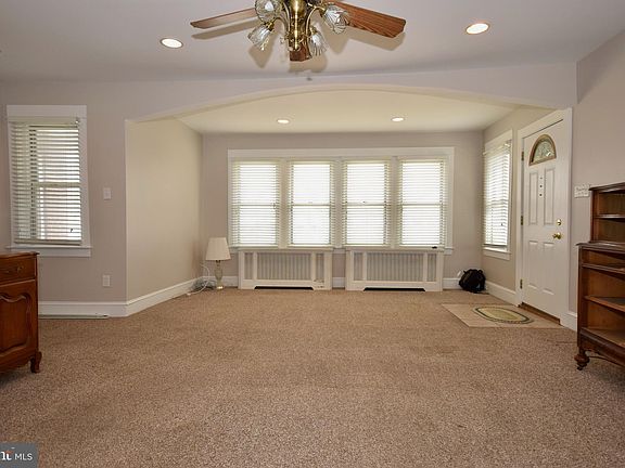 3rd image of 110 E Oak Ln