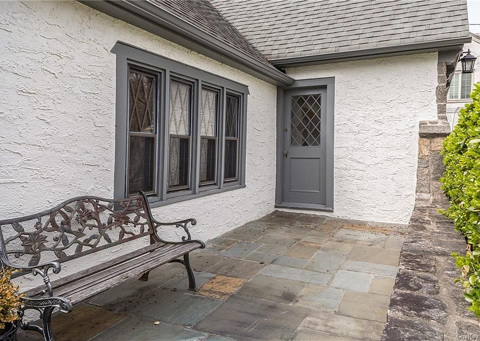 2nd image of 10 Huntwood Pl