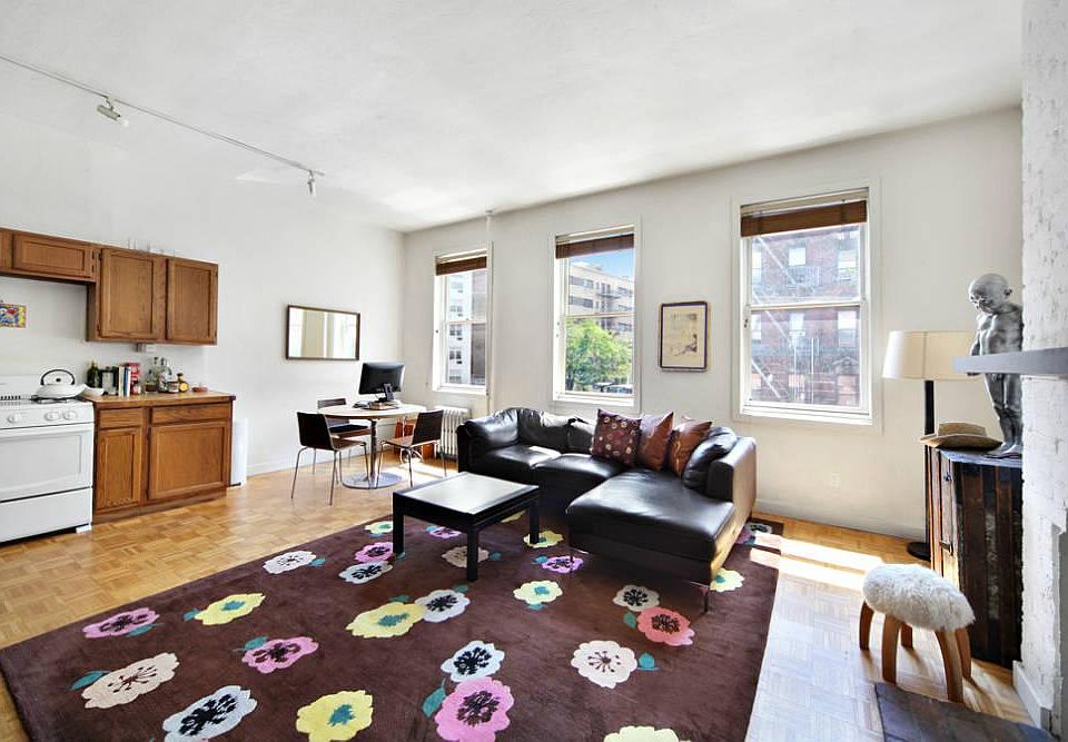 2nd image of 17 King St #2