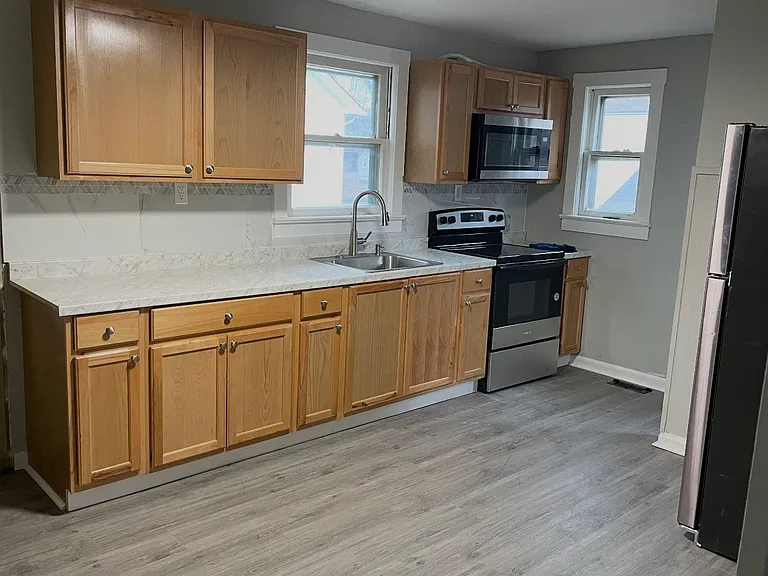 562 N Broadway #B — Photo 3