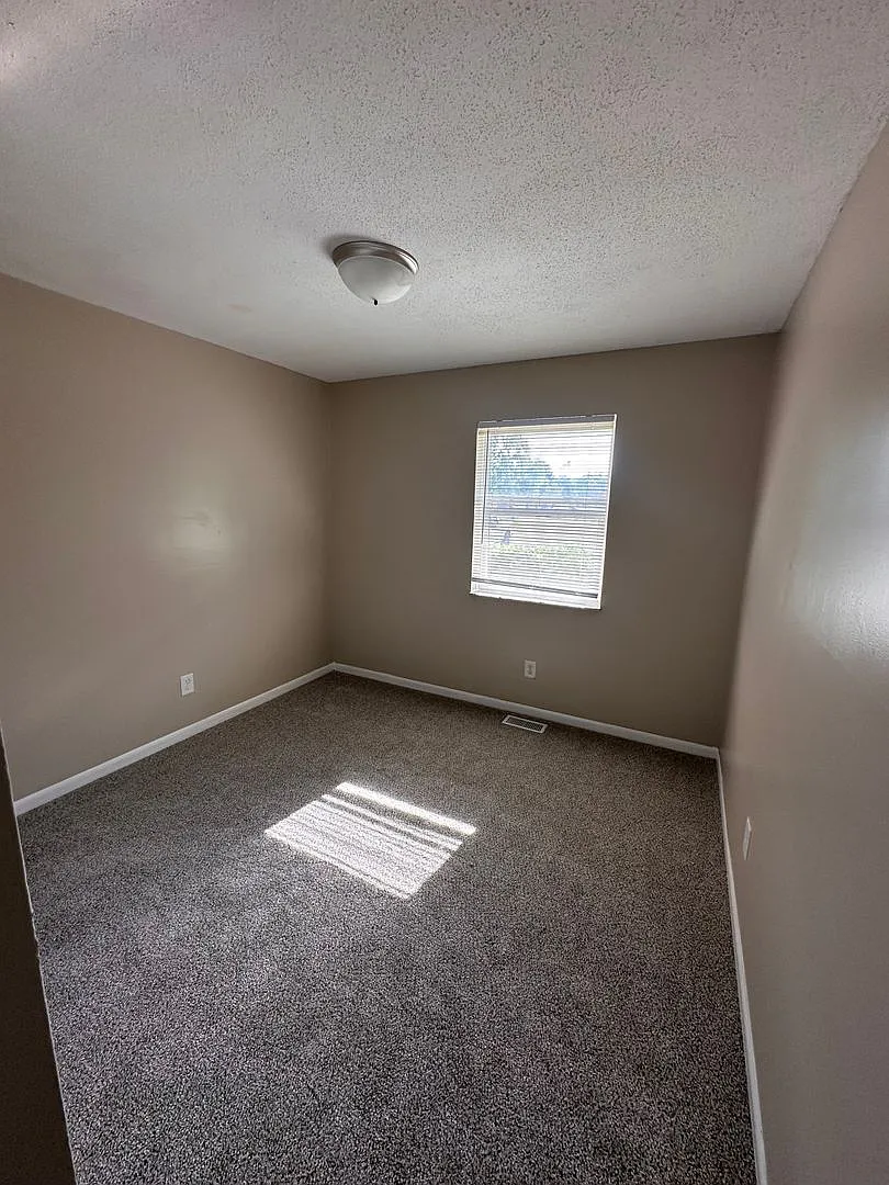 Amazing 3 bed 1.5 bath home in Lawrence Township — Photo 3