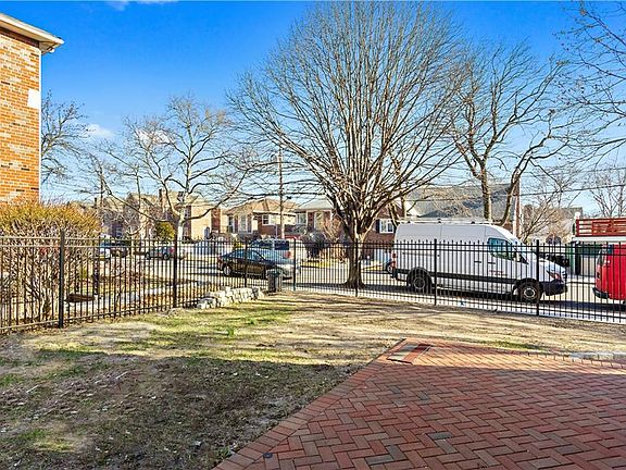 4th image of 1595 Pelham Pkwy N
