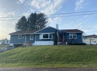836 Country Club Dr, Sistersville, WV 26175