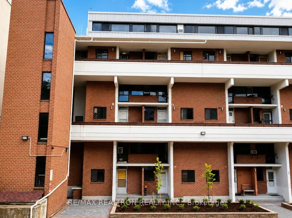 125 Leeward Glenway #112, Toronto, ON M3C 2Z6
