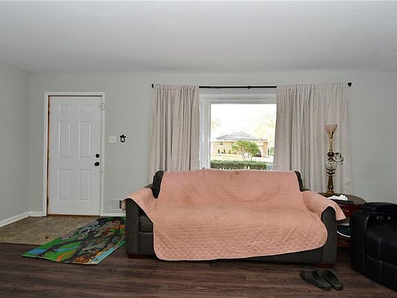 5th image of 224 Meadow Vue Ct N