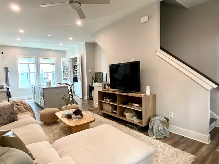 915 Spencer Ave — Photo 2