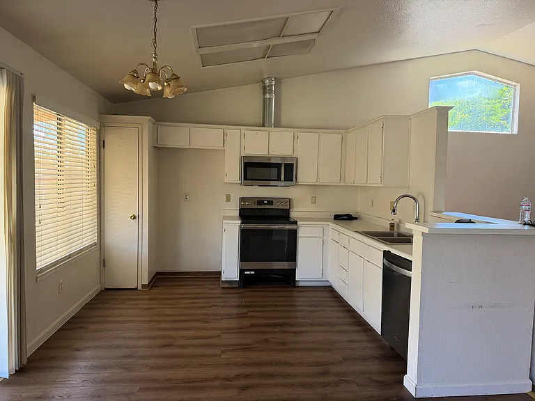 816 Grand Central Dr — Photo 2