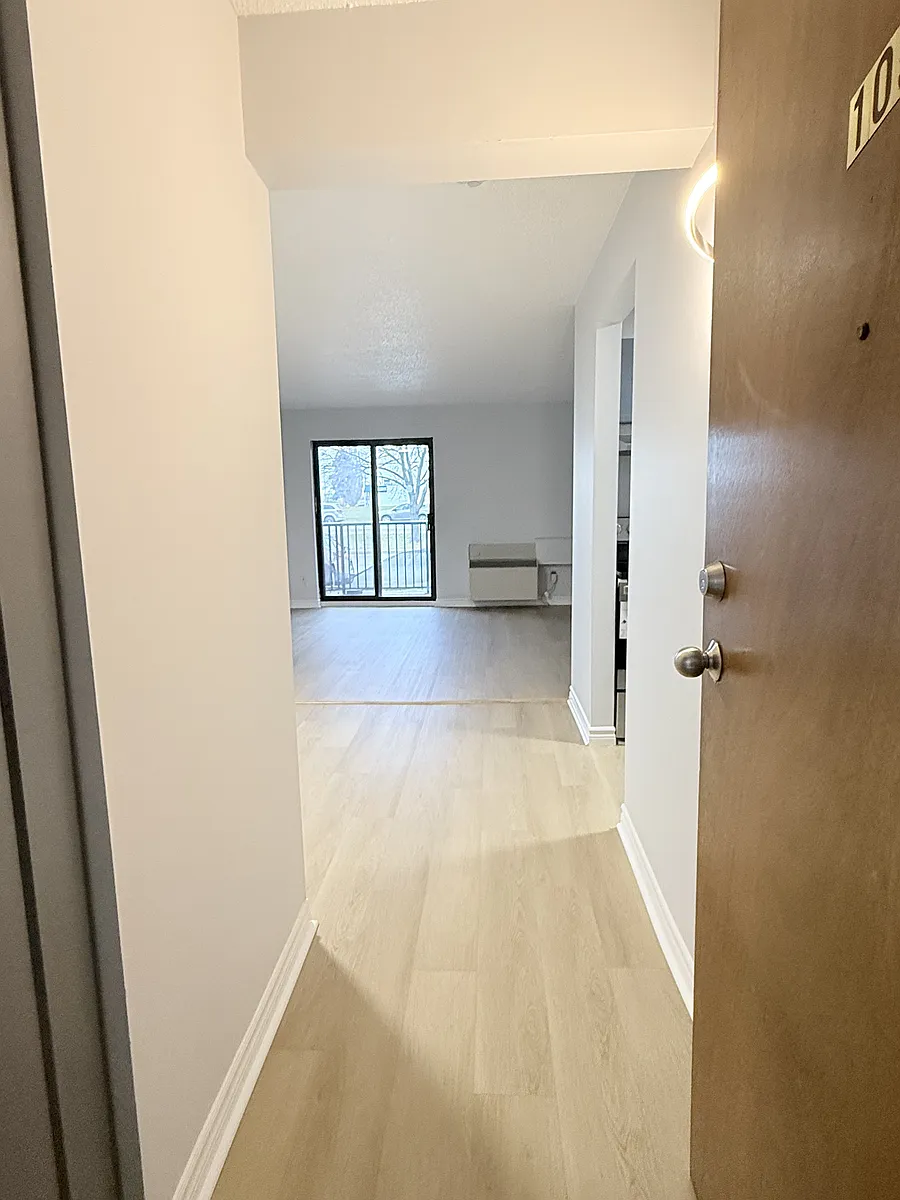 Building Photo - 2940 Elsmere Ave #105