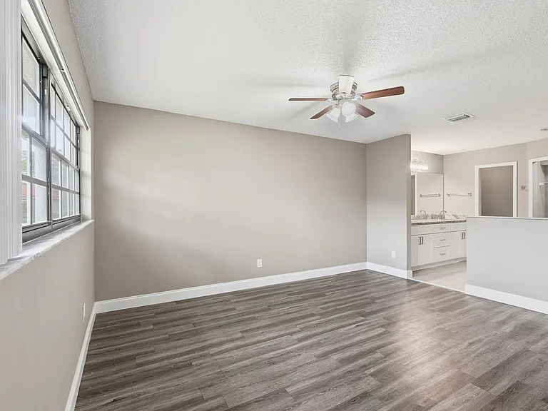 7528 Fenwick Cove Ln — Photo 13