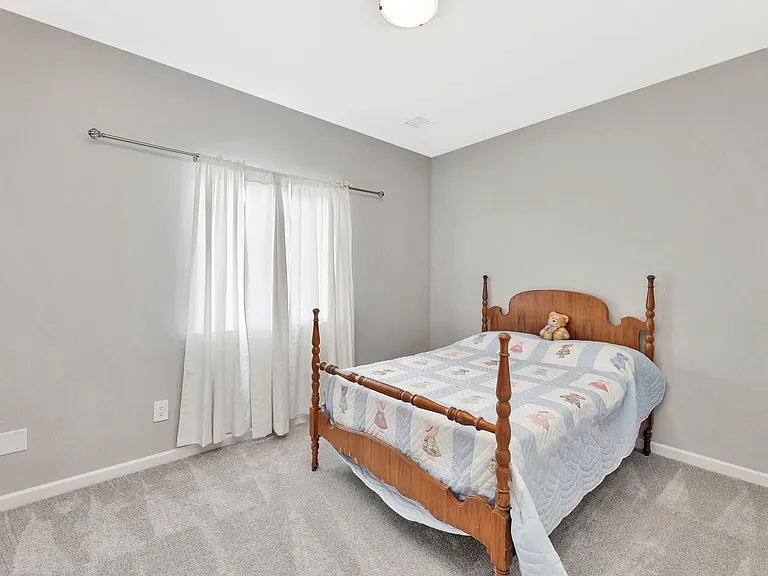 932 N Cloverleaf St — Photo 18