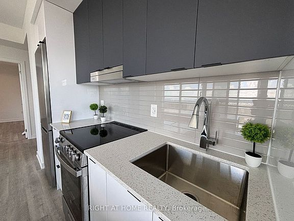 4th image of 5105 Hurontario St #2905