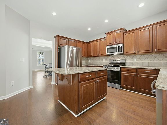 4th image of 560 Crestmont Ln