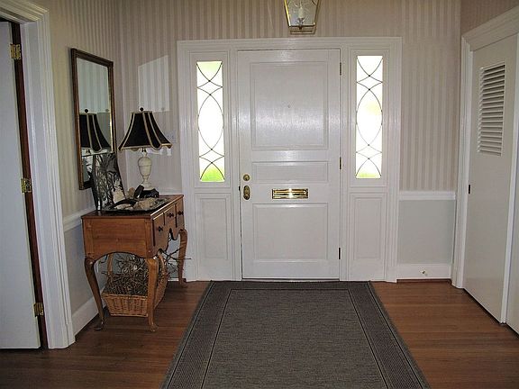 2nd image of 512 Franklin St