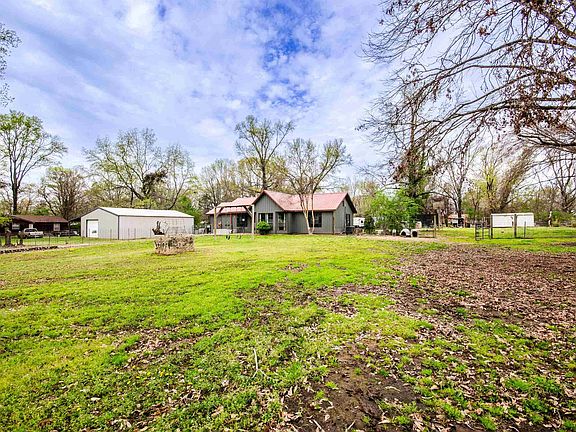 2nd image of 10 Annette Ln