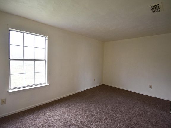 5th image of 102 Greenfield Cres
