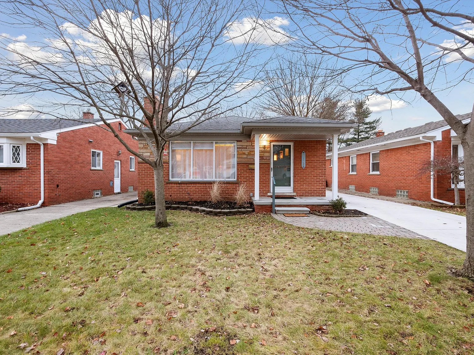 3 bed, 1000 sqft, $3,700 — Photo 2