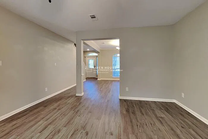 4 bed, 2.5 bath, 2441 sqft, $2,140 — Photo 4