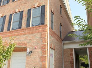 4601 Hummingbird Ln #102, Fairfax, VA 22033