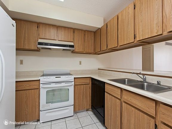 3rd image of 990 Ala Nanala St APT 7D