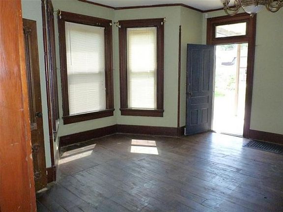 3rd image of 302 E Pearl St