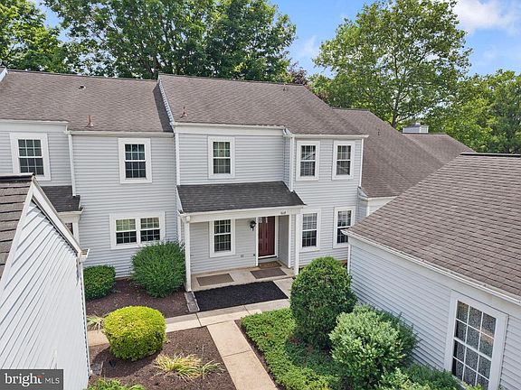 3rd image of 608 Cambridge Ct