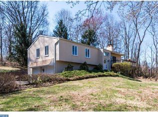 6 Locust Farm Dr, Thornton, PA 19373