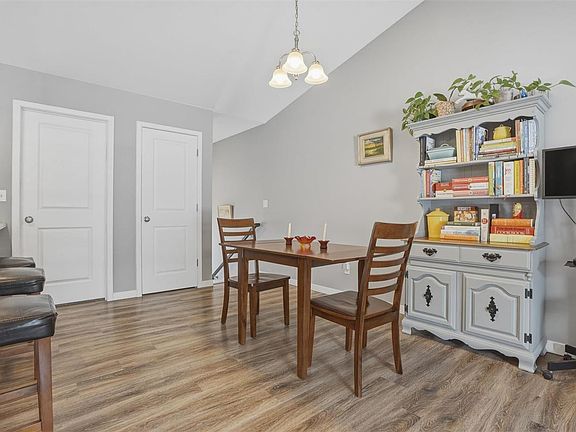 5th image of 604 Riley Ln