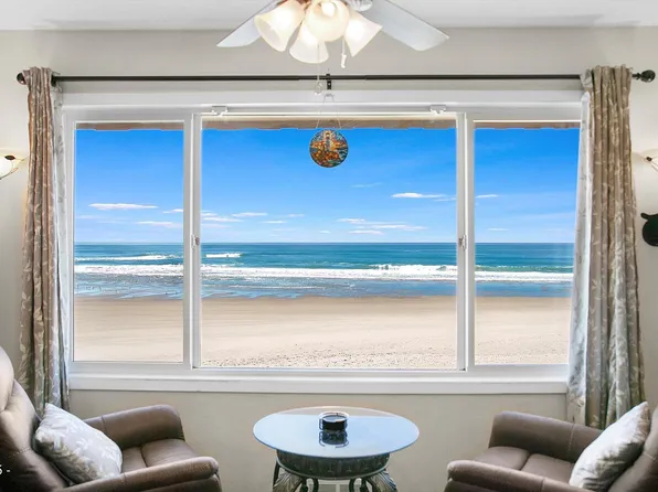 145 NW Inlet Ave #221, Lincoln City, OR 97367