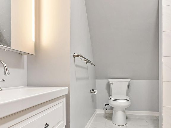 5th image of 2842 N Hamlin Ave Unit 5