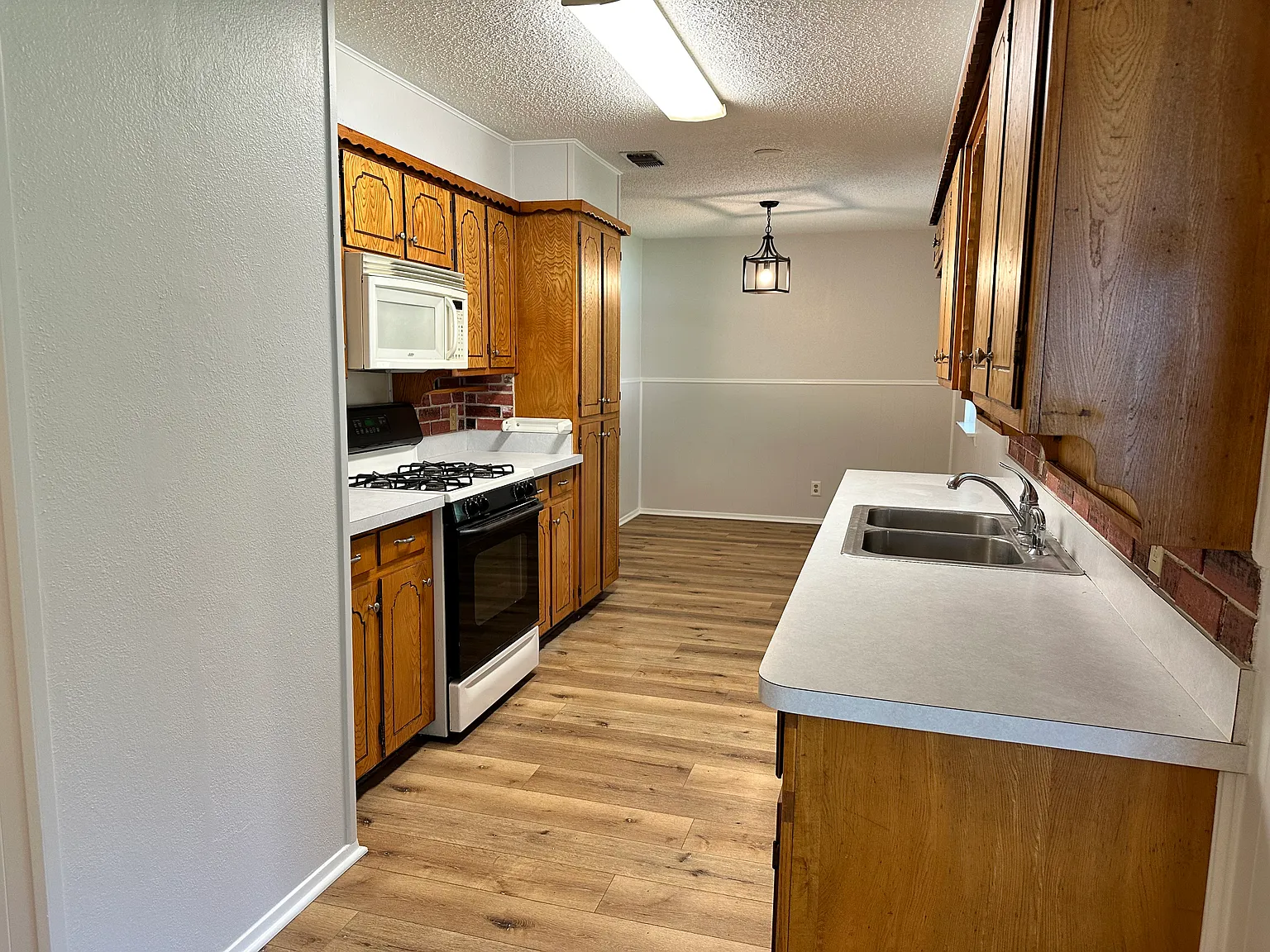 3 bed, 1.5 bath, 1713 sqft, $2,000 — Photo 3